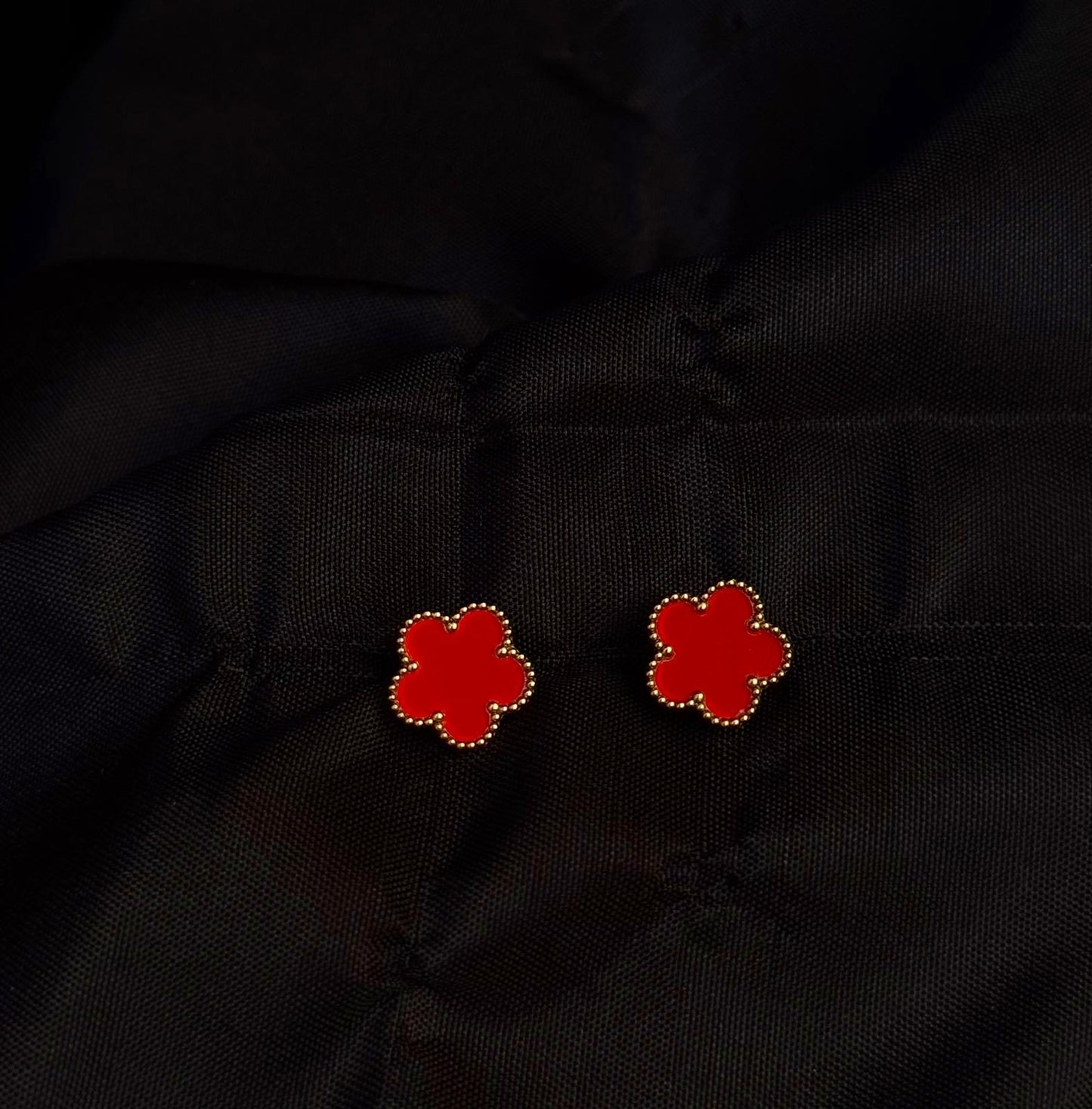 Boucles d'Oreilles Trèfle Rouge Vif - Puces Dorées Élégantes