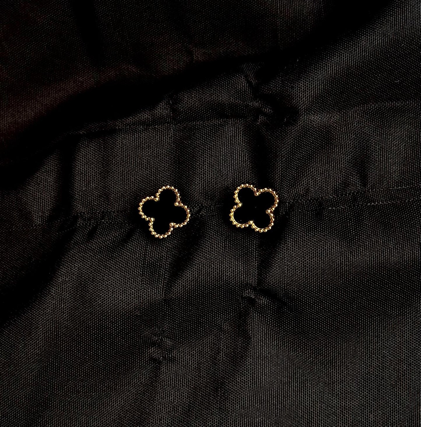 Boucles d'Oreilles Trèfle Noir Onyx - Puces Dorées Chic