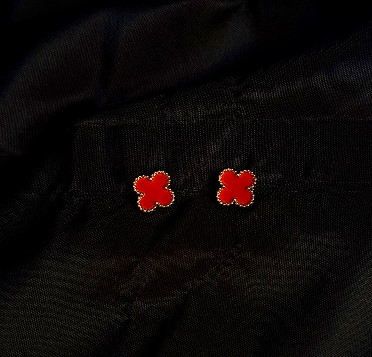 Boucles d'Oreilles Trèfle Rouge Passion - Puces Dorées Élégantes