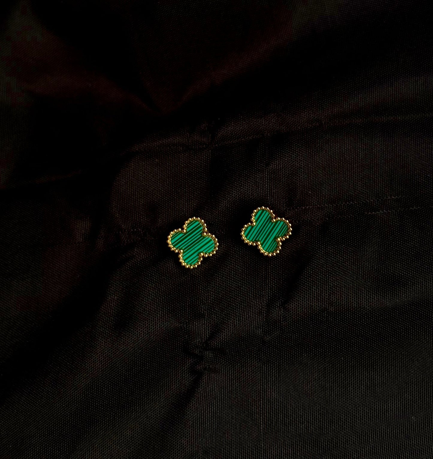 Boucles d'Oreilles Trèfle Malachite Verte - Puces Dorées Luxe