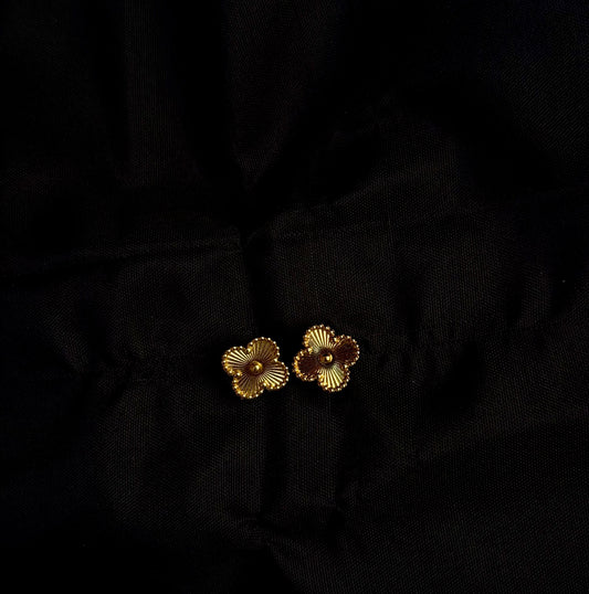 Boucles d'Oreilles Trèfle Doré Texturé - Puces Élégantes