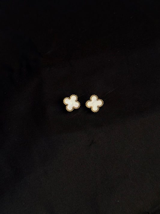 Boucles d'Oreilles Trèfle Nacre Blanche - Puces Dorées Élégantes